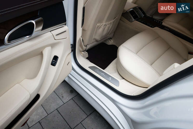 Фастбек Porsche Panamera 2011 в Києві