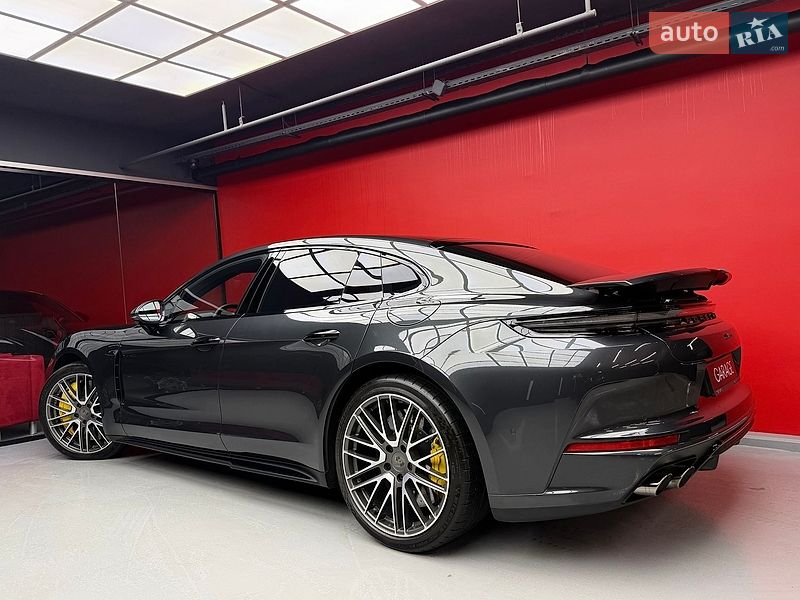 Фастбэк Porsche Panamera 2024 в Киеве