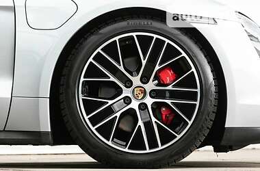 Седан Porsche Taycan 2020 в 