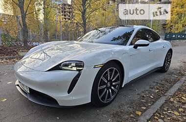 Седан Porsche Taycan 2021 в 