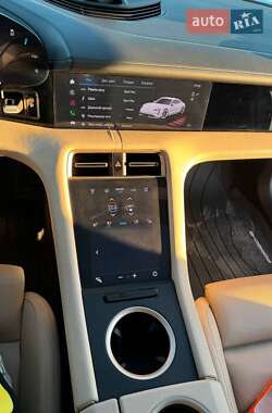Седан Porsche Taycan 2020 в 