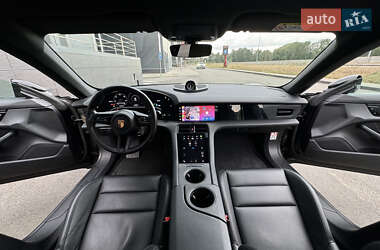 Седан Porsche Taycan 2021 в 