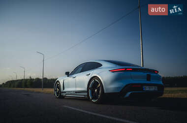 Седан Porsche Taycan 2020 в 