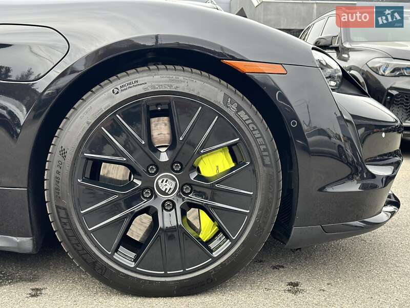 Седан Porsche Taycan 2019 в Києві