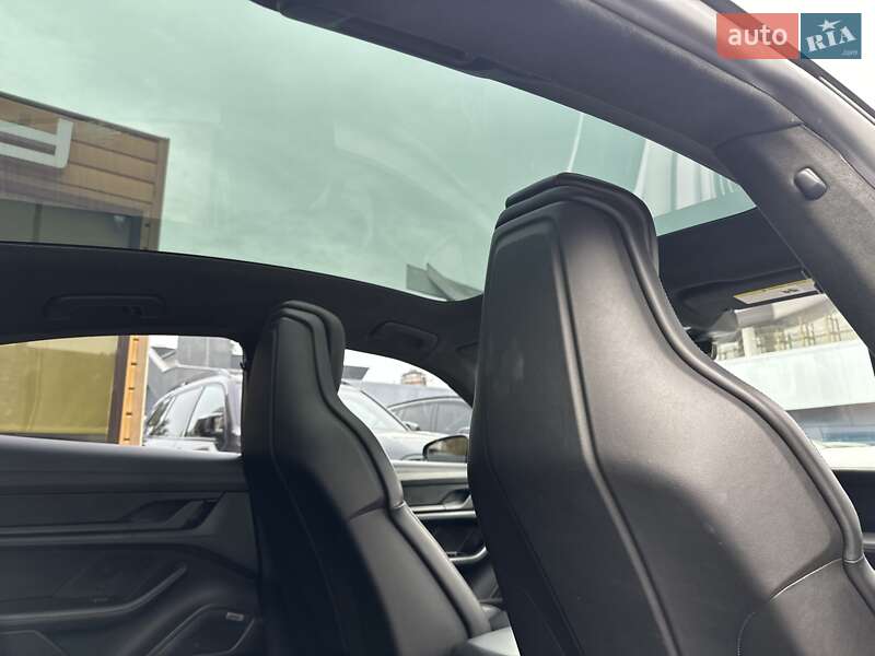 Седан Porsche Taycan 2019 в Києві