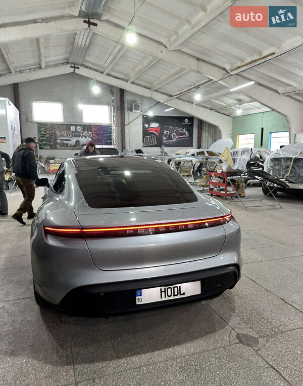Седан Porsche Taycan 2020 в Киеве
