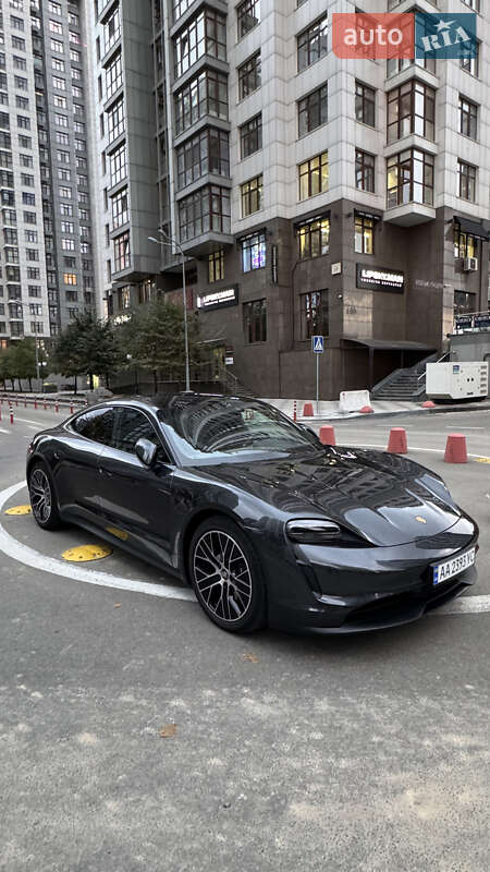 Седан Porsche Taycan 2021 в Киеве
