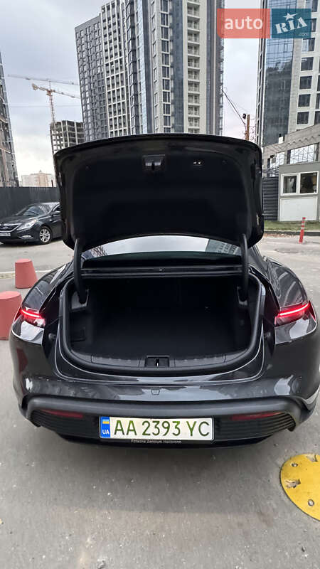 Седан Porsche Taycan 2021 в Киеве
