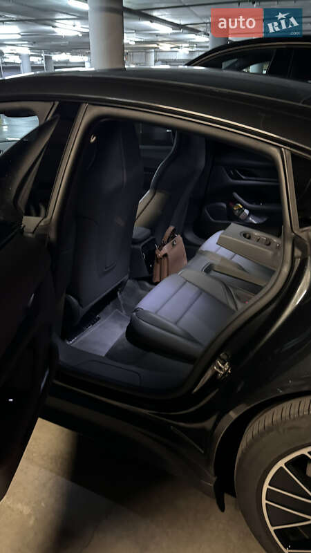 Седан Porsche Taycan 2021 в Киеве