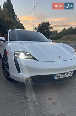 Седан Porsche Taycan 2021 в 