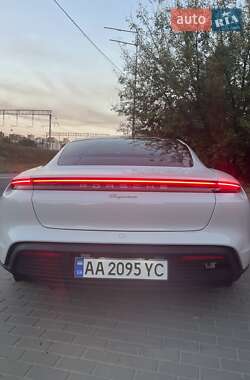 Седан Porsche Taycan 2021 в 