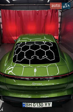 Седан Porsche Taycan 2021 в 