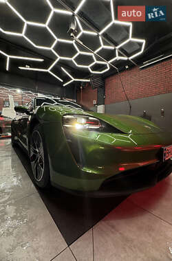 Седан Porsche Taycan 2021 в 
