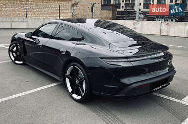 Седан Porsche Taycan 2021 в 
