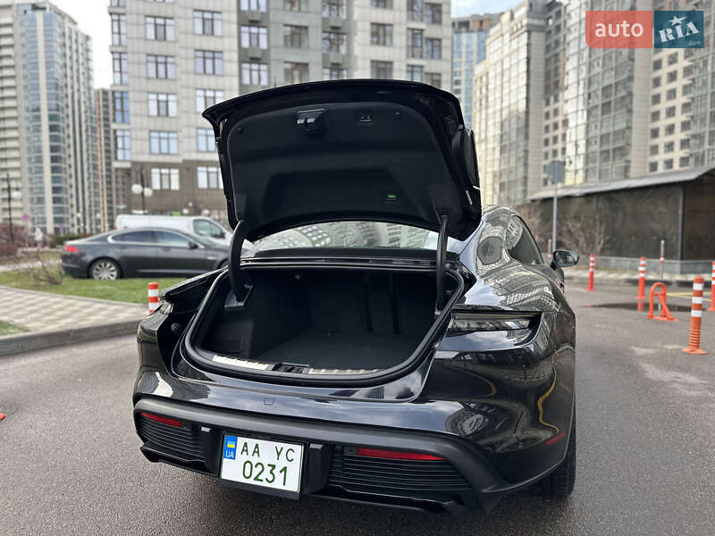Седан Porsche Taycan 2021 в Киеве