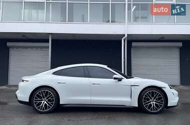 Седан Porsche Taycan 2021 в 