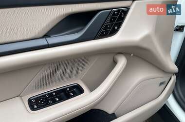 Седан Porsche Taycan 2021 в 