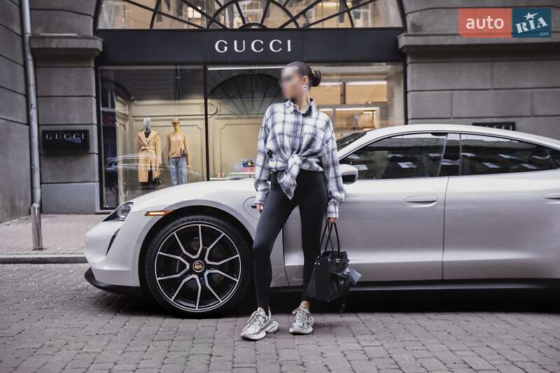 Седан Porsche Taycan 2023 в Киеве