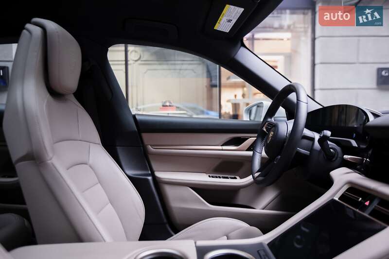 Седан Porsche Taycan 2023 в Киеве