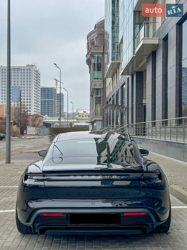 Седан Porsche Taycan 2019 в Києві