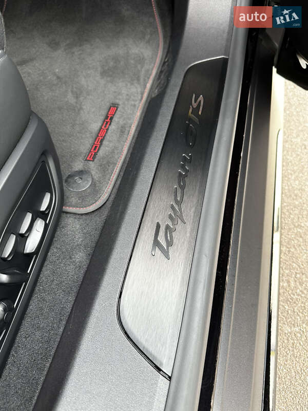 Седан Porsche Taycan 2022 в Львові