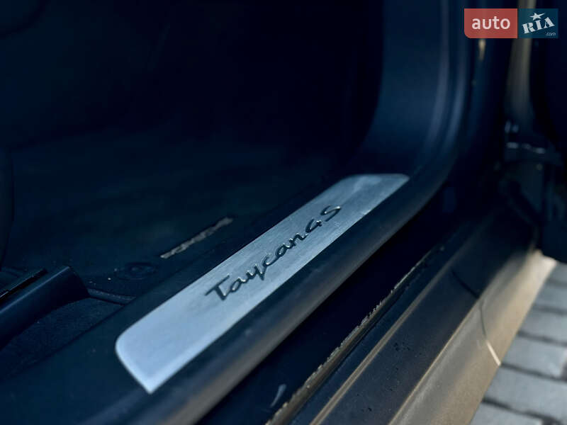 Седан Porsche Taycan 2021 в Виннице