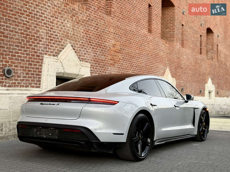 Седан Porsche Taycan 2022 в Львове