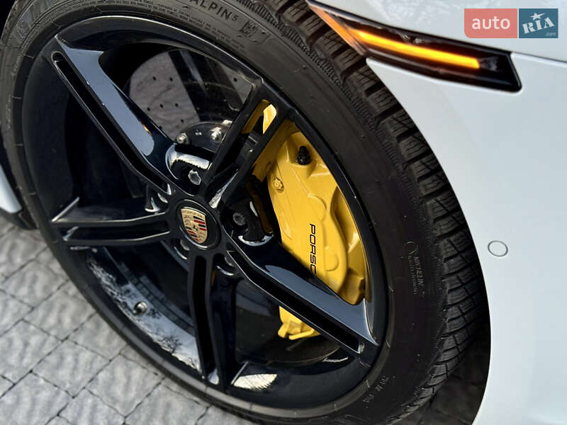 Седан Porsche Taycan 2022 в Львове
