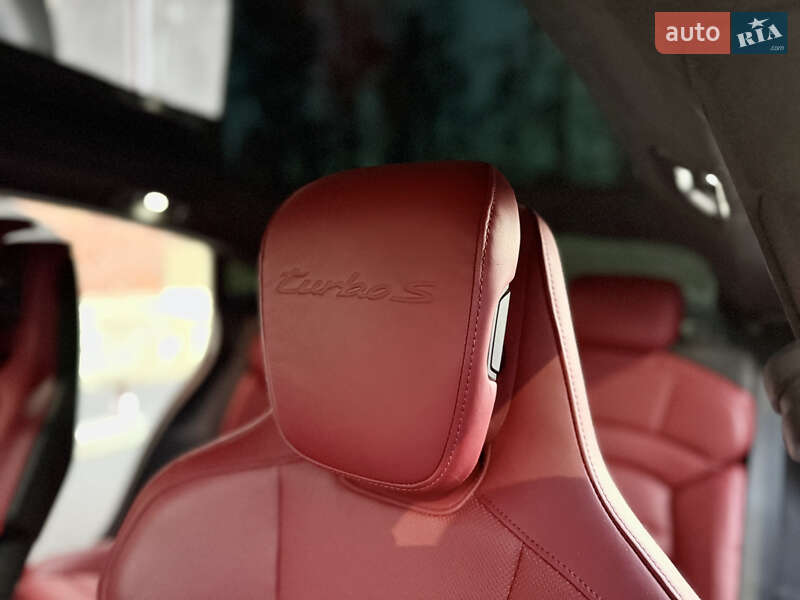 Седан Porsche Taycan 2022 в Львове