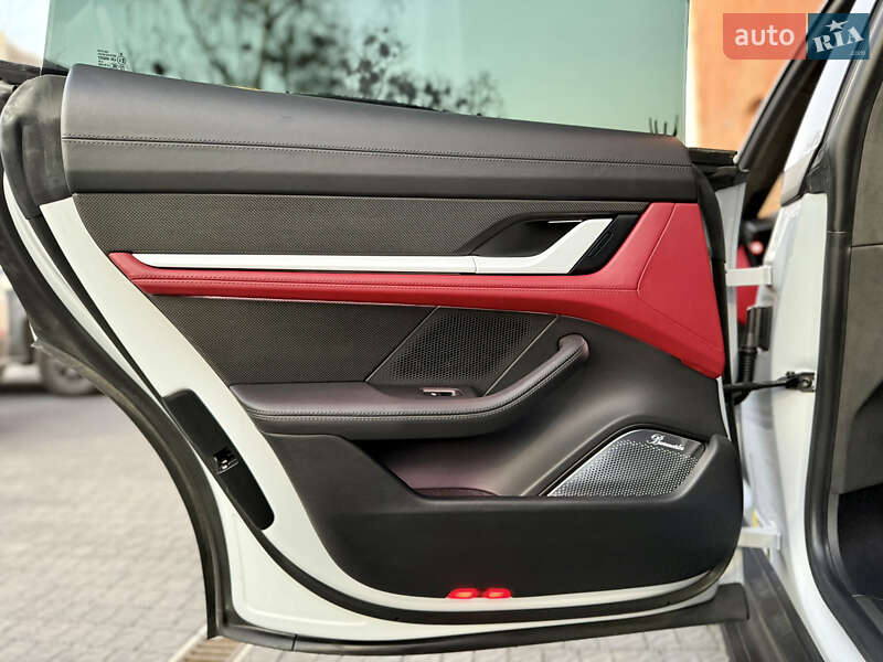 Седан Porsche Taycan 2022 в Львове