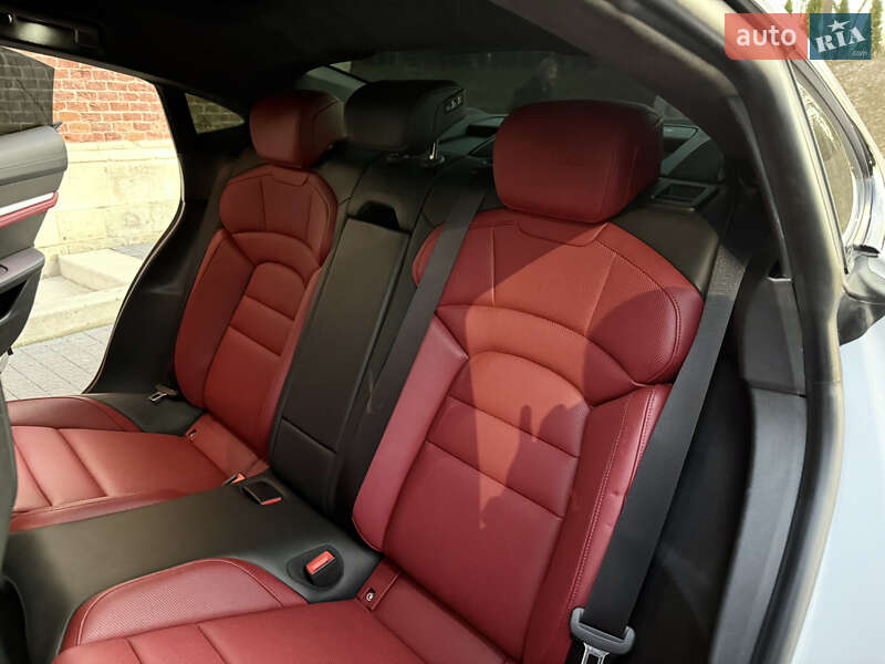 Седан Porsche Taycan 2022 в Львове