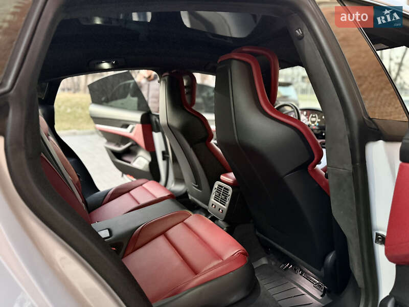 Седан Porsche Taycan 2022 в Львове