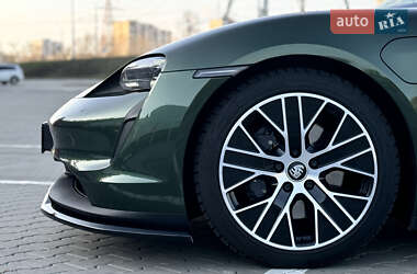Седан Porsche Taycan 2021 в 