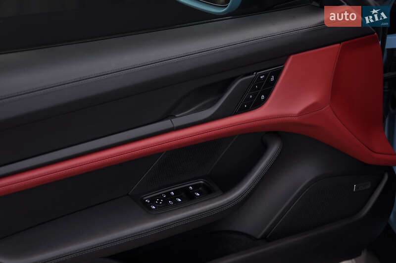 Седан Porsche Taycan 2022 в Киеве