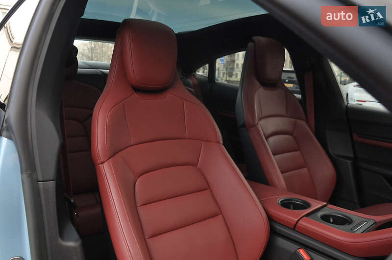 Седан Porsche Taycan 2022 в Киеве