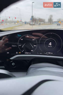 Седан Porsche Taycan 2021 в 