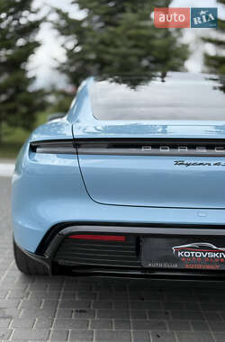 Седан Porsche Taycan 2021 в 