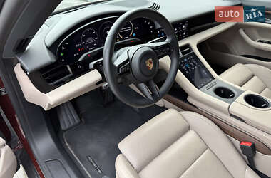 Седан Porsche Taycan 2023 в 