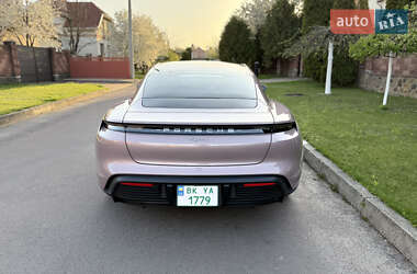 Седан Porsche Taycan 2022 в 
