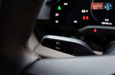 Седан Porsche Taycan 2021 в 