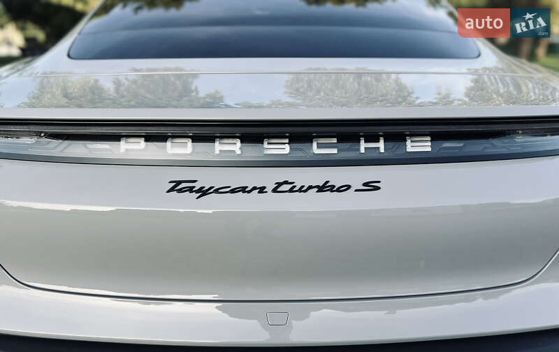 Седан Porsche Taycan 2020 в Киеве