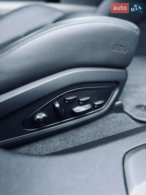 Седан Porsche Taycan 2020 в Киеве