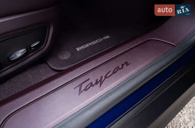 Седан Porsche Taycan 2021 в 