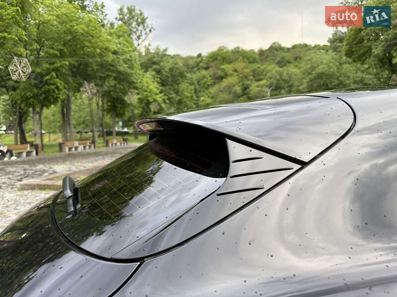 Седан Porsche Taycan 2022 в Киеве