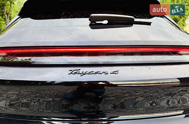 Седан Porsche Taycan 2022 в 