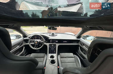 Седан Porsche Taycan 2023 в 