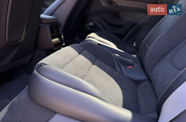 Седан Porsche Taycan 2023 в 