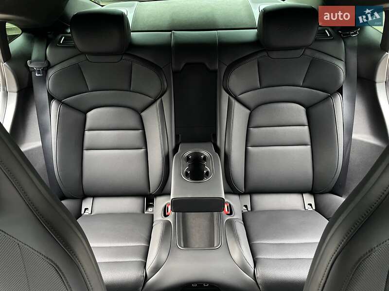 Седан Porsche Taycan 2020 в Киеве