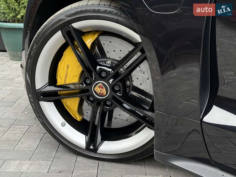 Седан Porsche Taycan 2019 в Киеве