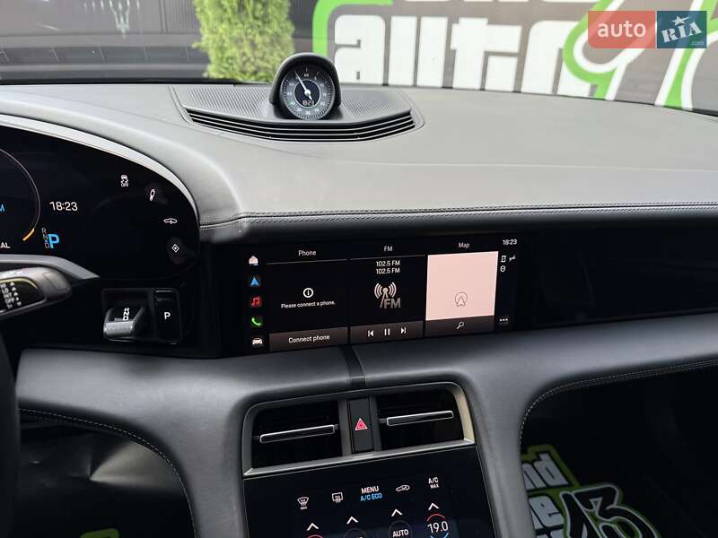 Седан Porsche Taycan 2019 в Киеве